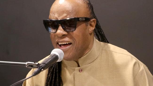 65 настай Дуучин Stevie Wonder хосын амьдралдаа цэг тавьлаа
