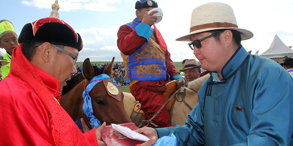 Danshig-naadam-ih-nasnii-moridiin-uraldaan
