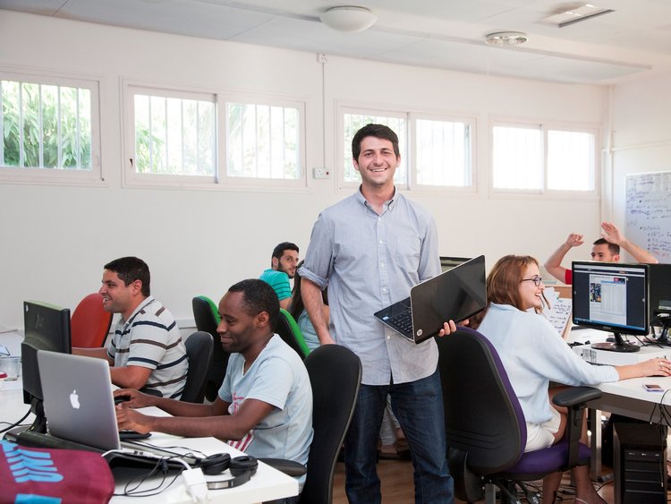 55d74a7d9dd7cc24008b4fef-750-563