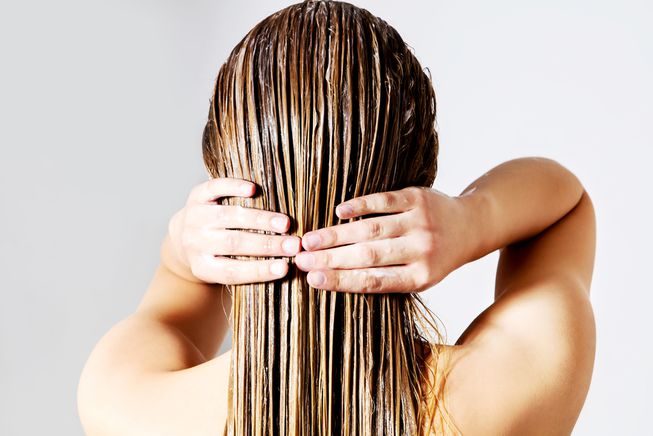 woman_washing_conditioning_hair