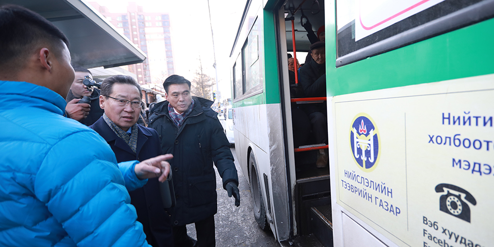 hotiin-darga-amarsaihan-avtobusnd-suulaa-01